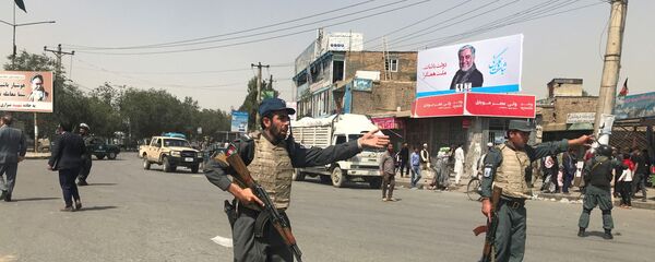 Полицейские возле места взрыва в Кабуле, Афганистан. 7 августа 2019 года Полицейские возле места взрыва в Кабуле, Афганистан. 7 августа 2019 года - Sputnik Тоҷикистон