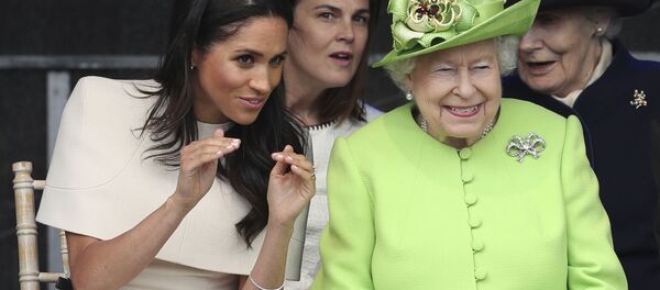 Меган, герцогиня Сассекская и британская королева Елизавета II на открытии нового моста для ворот Мерси в Виднес. 14 июня 2018 - Sputnik Таджикистан