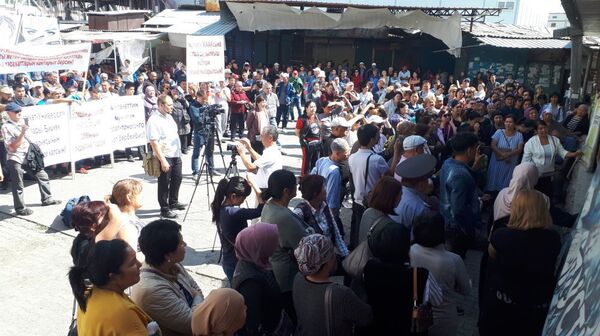 Тазоҳуроти савдогарони бозор ва талаби вохӯрӣ бо раиси шаҳр - акс - Sputnik Тоҷикистон