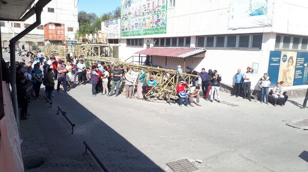 Тазоҳуроти савдогарони бозор ва талаби вохӯрӣ бо раиси шаҳр - акс - Sputnik Тоҷикистон