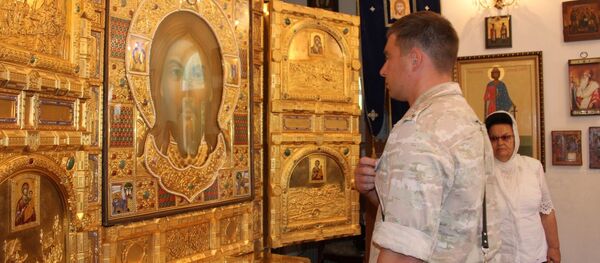 Более 3,5 тысяч военнослужащих 201 военной базы и членов их семей поклонились прибывшей в Таджикистан Главной иконе Главного храма Вооруженных Сил Российской Федерации Спас Нерукотворный  - Sputnik Таджикистан