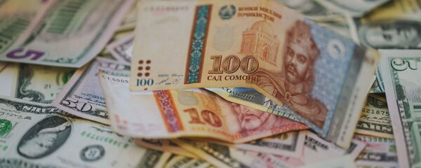 Сомони и доллары, архивное фото Сомони и доллары, архивное фото - Sputnik Таджикистан