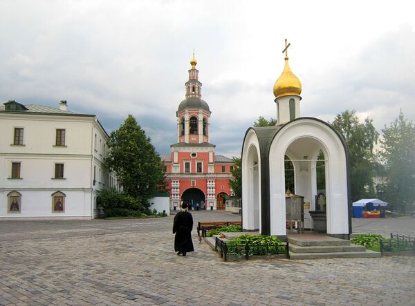 Надкладезная часовня и надвратная церковь в Свято-Даниловом монастыре - Sputnik Таджикистан
