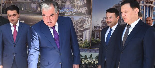 Эмомалӣ Раҳмон, раисиҷумуҳур ва Рустами Эмомалӣ, шаҳрдор ҳангоми ифтитоҳи “WYNDHAM Dushanbe hotel & Resorts” - Sputnik Тоҷикистон