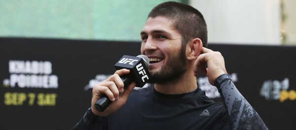 Хабиб Нурмагомедов во время открытой тренировки c Дастином Пуарье - Sputnik Таджикистан