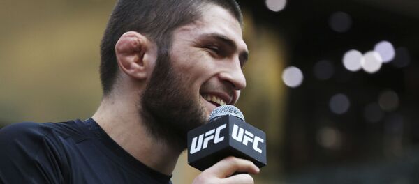 Хабиб Нурмагомедов во время открытой тренировки c Дастином Пуарье - Sputnik Таджикистан