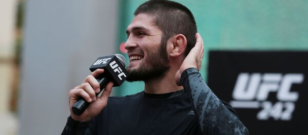 Хабиб Нурмагомедов во время открытой тренировки c Дастином Пуарье Хабиб Нурмагомедов во время открытой тренировки c Дастином Пуарье - Sputnik Таджикистан