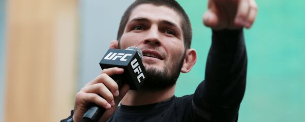 Хабиб Нурмагомедов во время открытой тренировки c Дастином Пуарье  - Sputnik Таджикистан