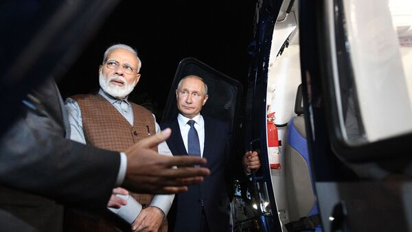 Президент РФ Владимир Путин и премьер-министр Индии Нарендра Моди (слева) осматривают боевой вертолет - Sputnik Таджикистан