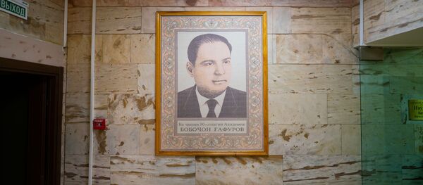 Тканное панно с изображением Бободжана Гафурова в институте востоковедения Тканное панно с изображением Бободжана Гафурова в институте востоковедения - Sputnik Тоҷикистон