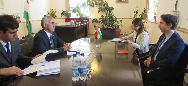 Ёдгор Файзов, раиси ВМКБ дар мулоқот Метю Лоусон, сафири Британияи Кабир ва Ирландияи Шимолӣ дар Тоҷикистон Ёдгор Файзов, раиси ВМКБ дар мулоқот Метю Лоусон, сафири Британияи Кабир ва Ирландияи Шимолӣ дар Тоҷикистон - Sputnik Тоҷикистон