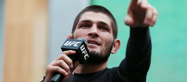 Взвешивание Дастина Пуарье и Хабиба Нурмагомедова перед UFC 242 - Sputnik Тоҷикистон
