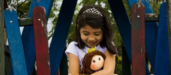 Девочка с куклой - Sputnik Таджикистан