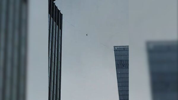 Канатоходец сорвался с троса между башнями Москва-Сити - Sputnik Таджикистан