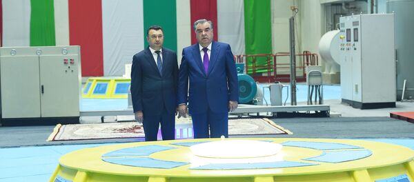 Эмомалӣ Раҳмон, раисиҷумҳури Тоҷикистон ва Қоҳир Расулзода, нахуствазири Тоҷикистон дар НБО Роғун - Sputnik Тоҷикистон