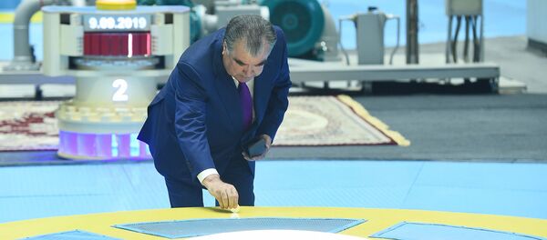 Эмомалӣ Раҳмон, раисиҷумҳури Тоҷикистон ҳангоми фаъолсозии чархаи дуюми НБО Роғун - Sputnik Тоҷикистон