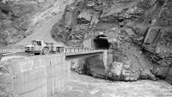 Автомобиль проезжает по мосту, построенному в створе, где будет плотина Рогунской ГЭС. 1983 год - Sputnik Таджикистан
