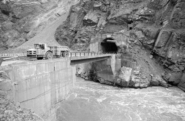 Автомобиль проезжает по мосту, построенному в створе, где будет плотина Рогунской ГЭС. 1983 год - Sputnik Таджикистан