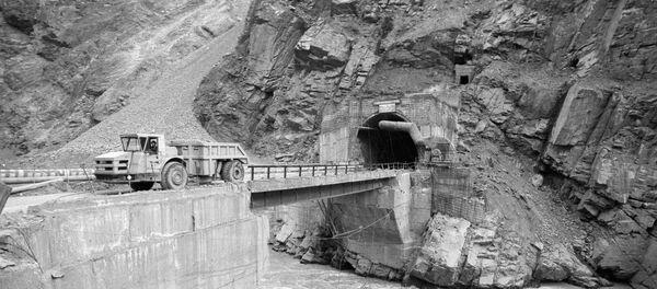 Автомобиль проезжает по мосту, построенному в створе, где будет плотина Рогунской ГЭС. 1983 год Автомобиль проезжает по мосту, построенному в створе, где будет плотина Рогунской ГЭС. 1983 год - Sputnik Таджикистан