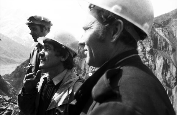Взрывники готовят место для строительства плотины. 1986 - Sputnik Таджикистан