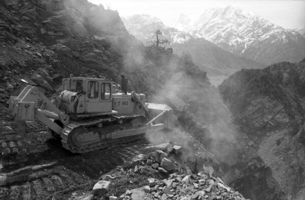 Бульдозер очищает склоны гор в створе строительства плотины 1986 - Sputnik Таджикистан