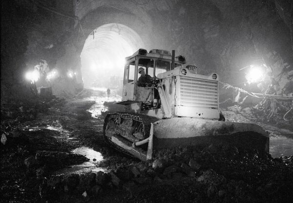 1987 год: бульдозер работает на строительстве транспортного тоннеля к плотине Рогунской ГЭС.  - Sputnik Таджикистан