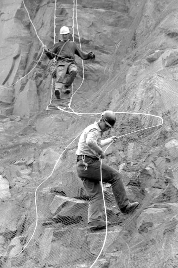 Бригада скалолазов работает на строительстве Рогунской гидроэлектростанции на реке Вахш. 1986 - Sputnik Тоҷикистон