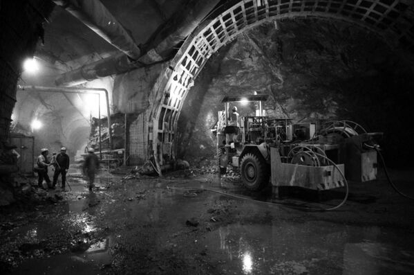 Рабочие во время строительства транспортного тоннеля к плотине. 1986 - Sputnik Тоҷикистон