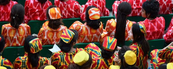 Девушки в национальной одежде на концерте в Душанбе - Sputnik Таджикистан