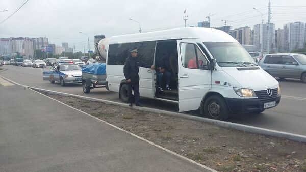 Задержание микроавтобуса с нелегальными мигрантами в Красноярске - Sputnik Таджикистан