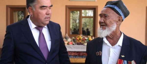 Раҷаббой Аҳмадҳода ва собиқадори меҳнат Ҷура Бобоев 89-сола - Sputnik Тоҷикистон