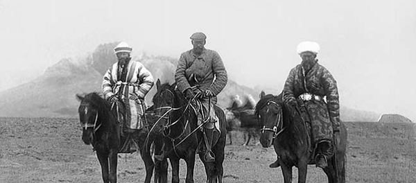 Граф А.А. Бобринской  (в центре) в сопровождении проводников. Восточный Памир. 1901 г - Sputnik Таджикистан