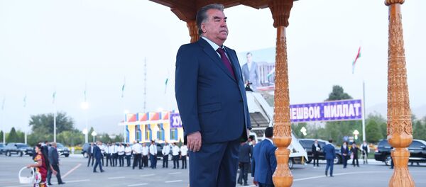 Истиқболи Раҳмон дар фурудгоҳи шаҳри Кӯлоб Истиқболи Раҳмон дар фурудгоҳи шаҳри Кӯлоб - Sputnik Тоҷикистон