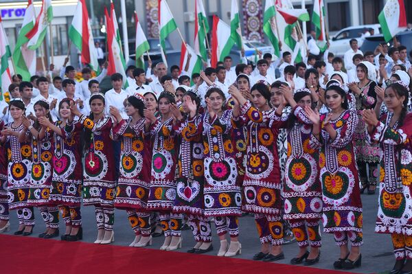 Тақдими мукофот ба нафароне, ки ба пешвози Эмомалӣ Раҳмон баромаданд - Sputnik Тоҷикистон