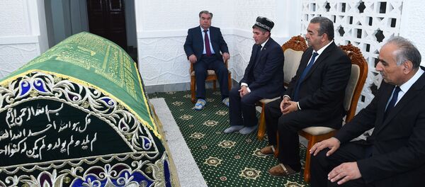 Зиёрати оромгоҳи Мир Сайид Алӣ Ҳамадонӣ дар шаҳри Кӯлоб  - Sputnik Тоҷикистон