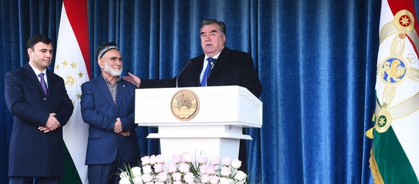 Эмомалӣ Раҳмон ҳангоми ифтитоҳи мактаби бунёдкардаи соҳибкор Абдухалил Ғуломов дар ноҳияи Рӯдакӣ - Sputnik Тоҷикистон