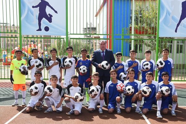 Даст ба даст бо Шералӣ Гул ва Ашрафҷон: гузориши аксӣ аз иншооти бунёдкардаи Гуловҳо- акс - Sputnik Тоҷикистон