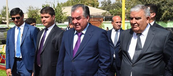 Эмомалӣ Раҳмон, раисиҷумҳури Тоҷикистон ҳангоми ифтитоҳи варзишгоҳи бунёдкардаи Гуловҳо дар Данғара - Sputnik Тоҷикистон