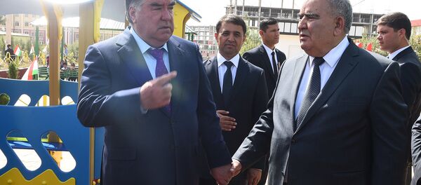 Эмомалӣ Раҳмон, раисиҷумҳури Тоҷикистон ҳангоми ифтитоҳи варзишгоҳи бунёдкардаи Гуловҳо дар Данғара Эмомалӣ Раҳмон, раисиҷумҳури Тоҷикистон ҳангоми ифтитоҳи варзишгоҳи бунёдкардаи Гуловҳо дар Данғара - Sputnik Тоҷикистон