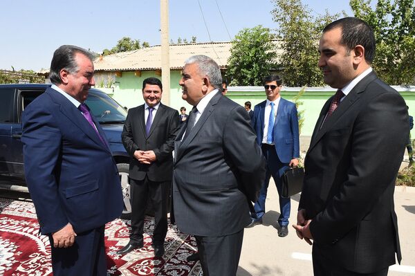 Даст ба даст бо Шералӣ Гул ва Ашрафҷон: гузориши аксӣ аз иншооти бунёдкардаи Гуловҳо- акс - Sputnik Тоҷикистон