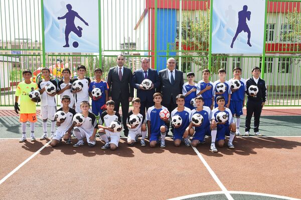 Даст ба даст бо Шералӣ Гул ва Ашрафҷон: гузориши аксӣ аз иншооти бунёдкардаи Гуловҳо- акс - Sputnik Тоҷикистон