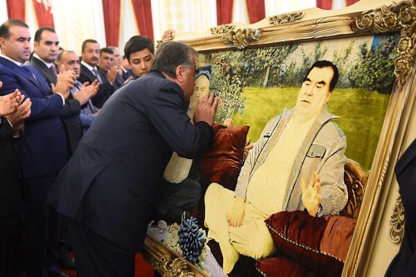 Вручение картины Президенту во время открытия дворца культуры  - Sputnik Таджикистан