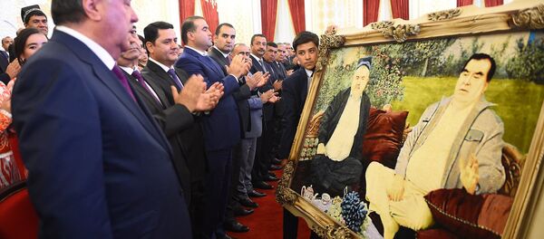 Вручение картины Президенту во время открытия дворца культуры - Sputnik Тоҷикистон