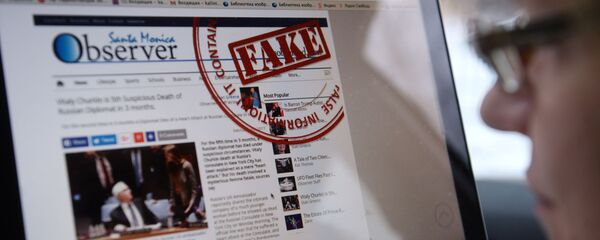 Антифейковый проект сайта МИД РФ на экране компьютера - Sputnik Тоҷикистон