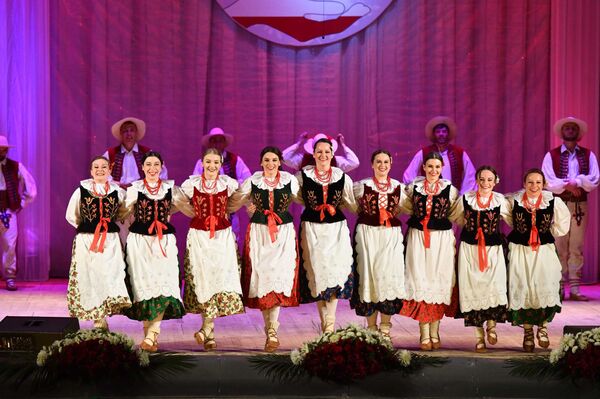 Сарояндаи лаҳистонӣ бо иҷрои суруди Далер Назаров мардумро ба ваҷд овард - Sputnik Тоҷикистон