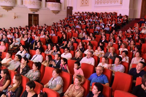 Сарояндаи лаҳистонӣ бо иҷрои суруди Далер Назаров мардумро ба ваҷд овард - Sputnik Тоҷикистон