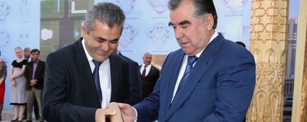 Эмомалӣ Раҳмон, раисиҷумҳури Тоҷикистон ва Бег Сабур, сардори Хадамоти алоқаи Тоҷикистон - Sputnik Тоҷикистон