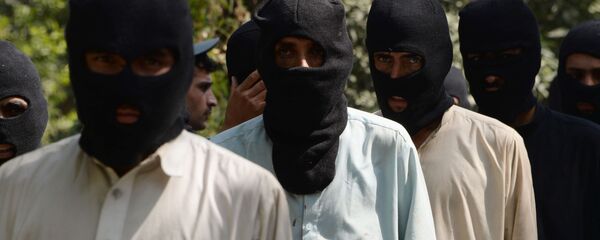 Боевики ИГ (террористическая организация, запрещена в РФ) и движения Талибан в полицейском отделении в Афганистане - Sputnik Тоҷикистон