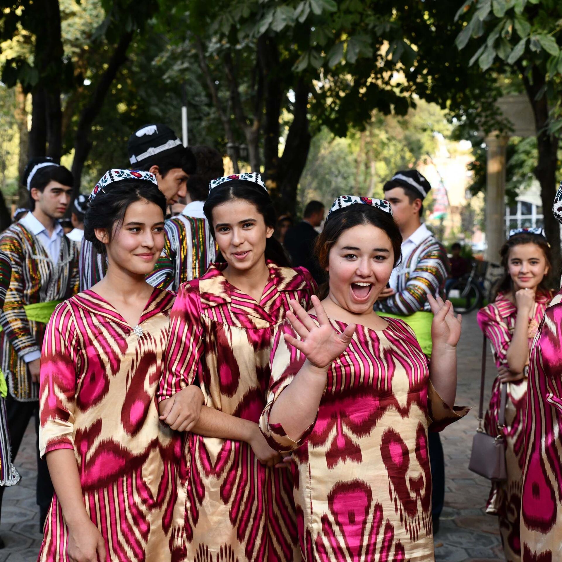 Душанбе нация. Таджикский национальный костюм Джома. Национальный костюм чакан Таджикистана. Навруз чакан. Узбекские женщины.