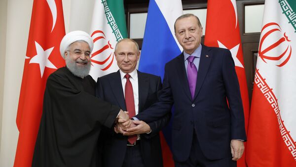 Президент РФ Владимир Путин, президент Ирана Хасан Рухани (слева) и президент Турции Реджеп Тайип Эрдоган - Sputnik Таджикистан